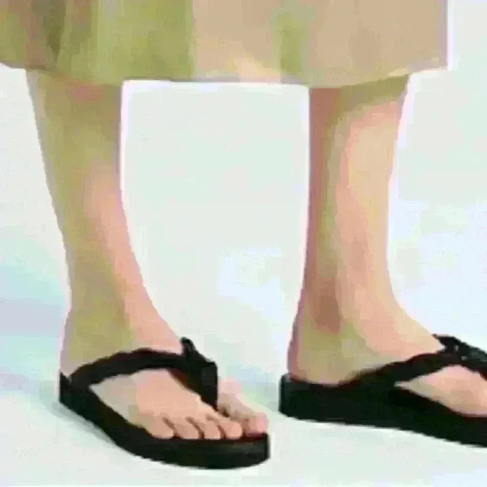 See By Chloe Women’s Flip Flop Sandals. Color: Black. Size: 8.5. OS - Picture 5 of 6